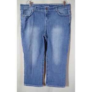 Maurices Women Size 20 Medium Wash Capri Jeans Embroidered Back Pockets Stretch